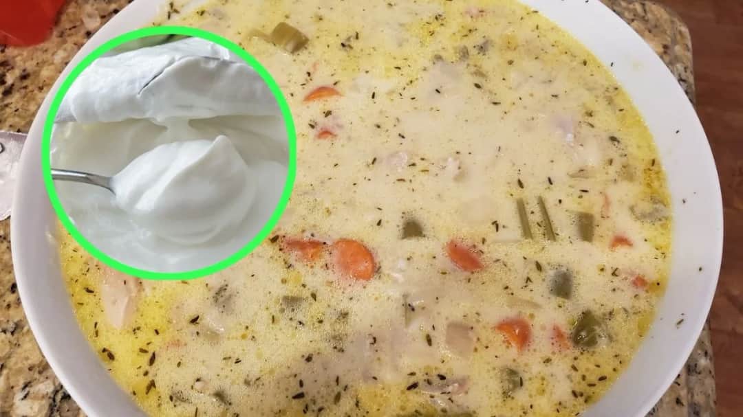 Jak dodawać śmietanę do zupy, aby uniknąć zwarzenia i grudek