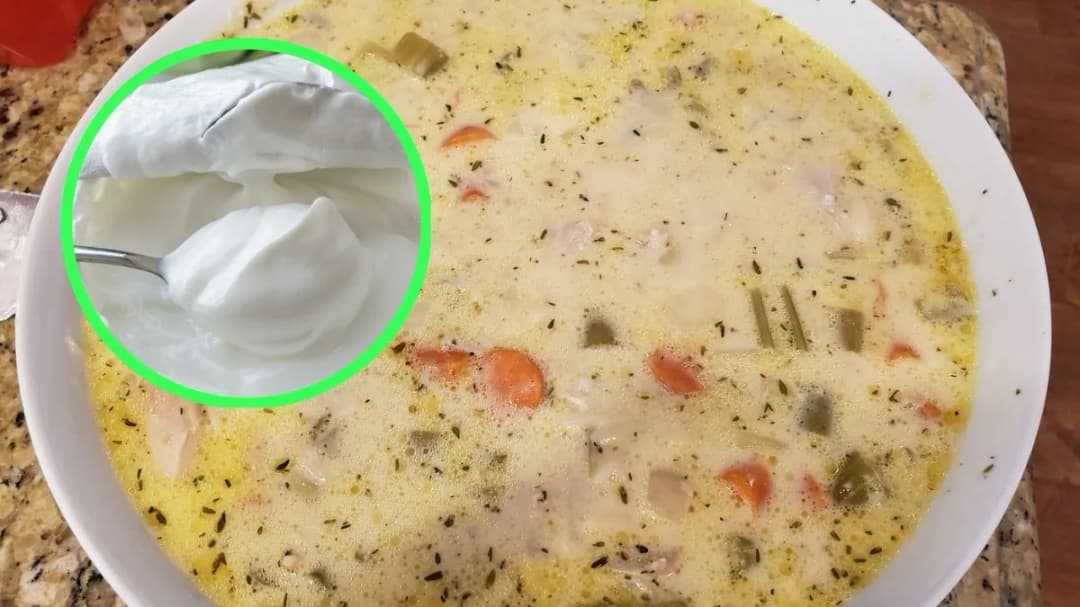 Jak dodawać śmietanę do zupy, aby uniknąć zwarzenia i grudek