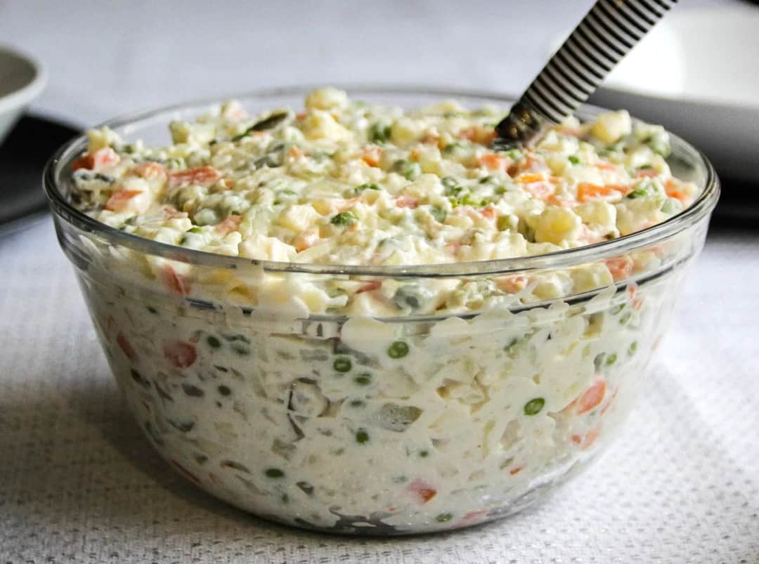 Jak kreatywnie wykorzystać sałatkę jarzynową i uniknąć marnotrawstwa