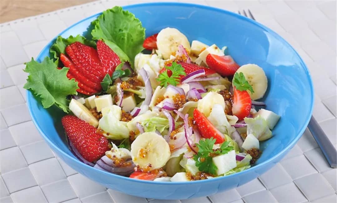 Jak udekorować sałatkę - 10 kreatywnych pomysłów na efektowne podanie