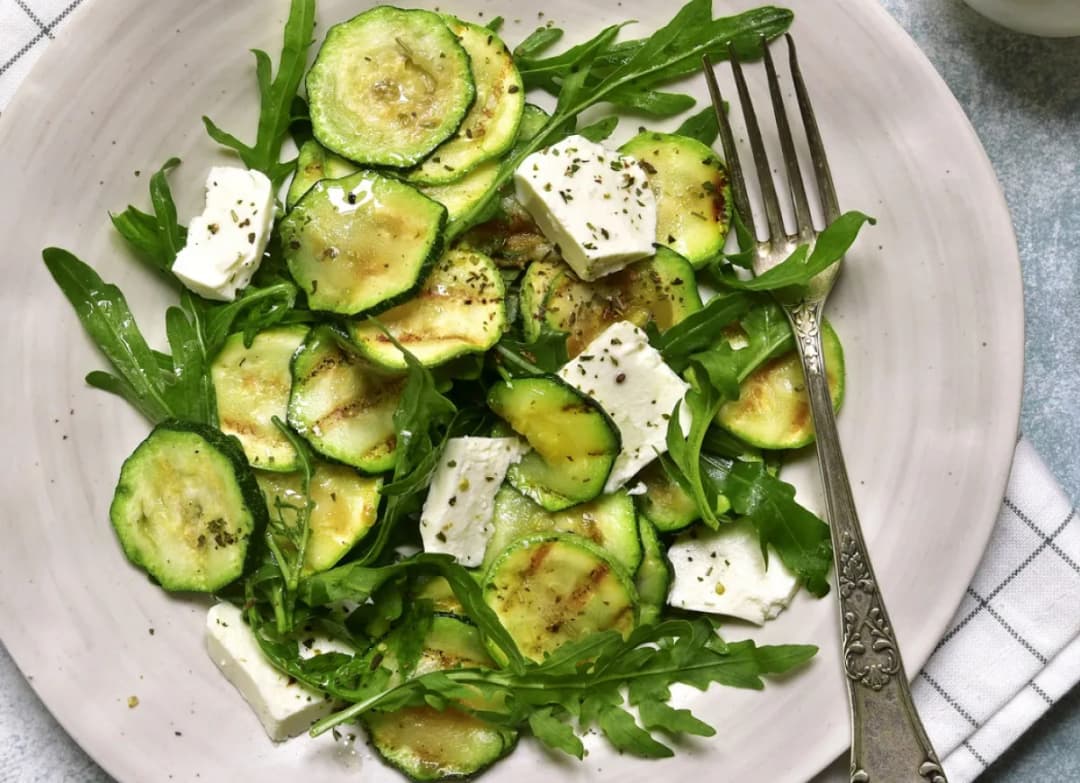 Jak zrobić sałatkę z cukinii – proste przepisy, które zachwycą smakami