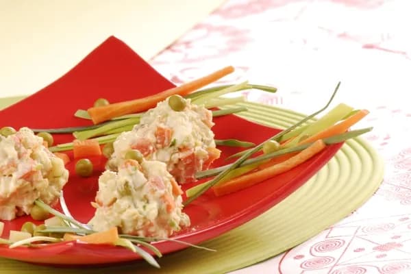 Czy obierać warzywa do sałatki przed gotowaniem? Oto, co musisz wiedzieć