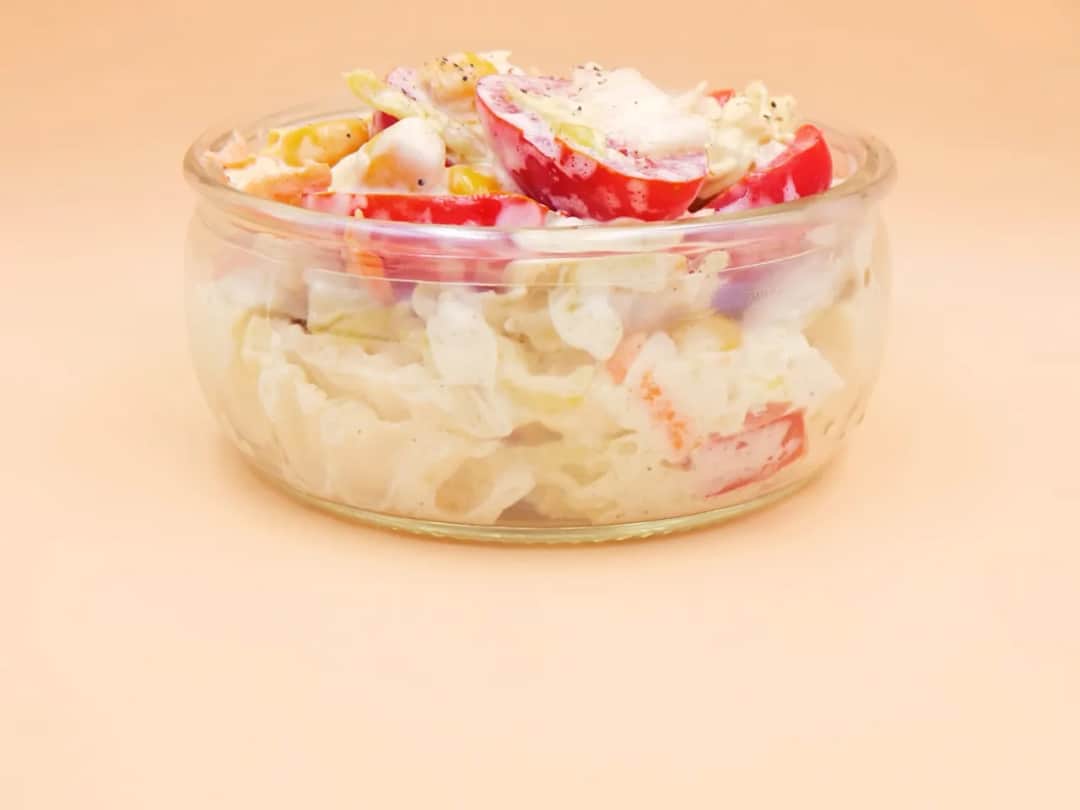 Jaką sałatkę zrobić z kapusty pekińskiej, aby zaskoczyć gości?