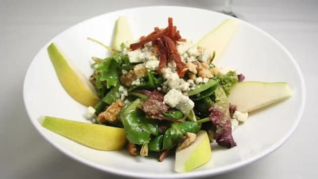 Idealne sałatki do gęsi pieczonej, które zachwycą Twoich gości