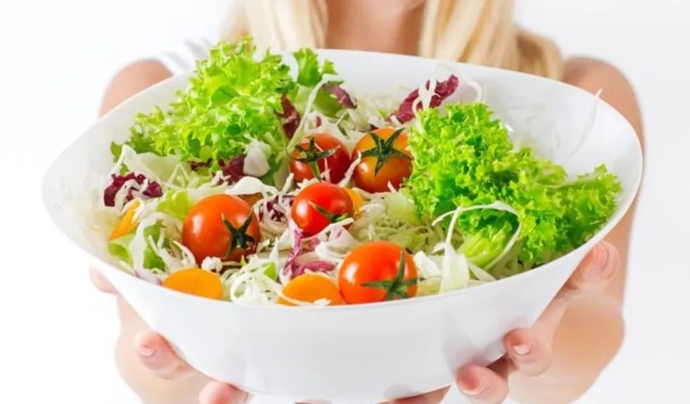 Idealna sałatka do żeberek: wybierz najlepsze połączenia smakowe