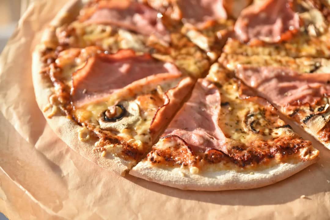 Jak przygotować pieczarki do pizzy, by uniknąć wodnistej konsystencji