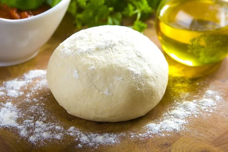 Ile piec pizzę na cieście drożdżowym, aby była idealna?