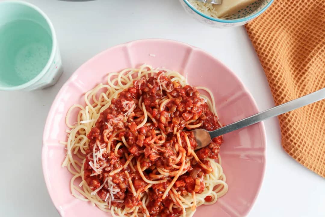 Pyszne wegetariańskie spaghetti bolognese, które zaskoczy smakiem