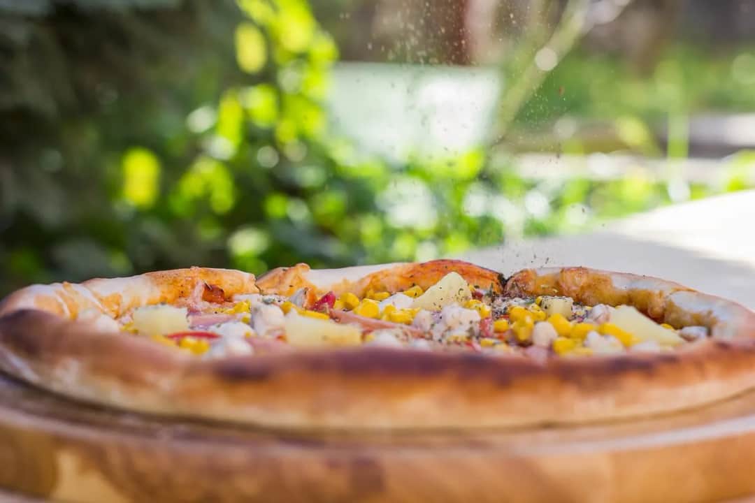 Skąd wywodzi się pizza? Odkryj jej fascynującą historię i korzenie