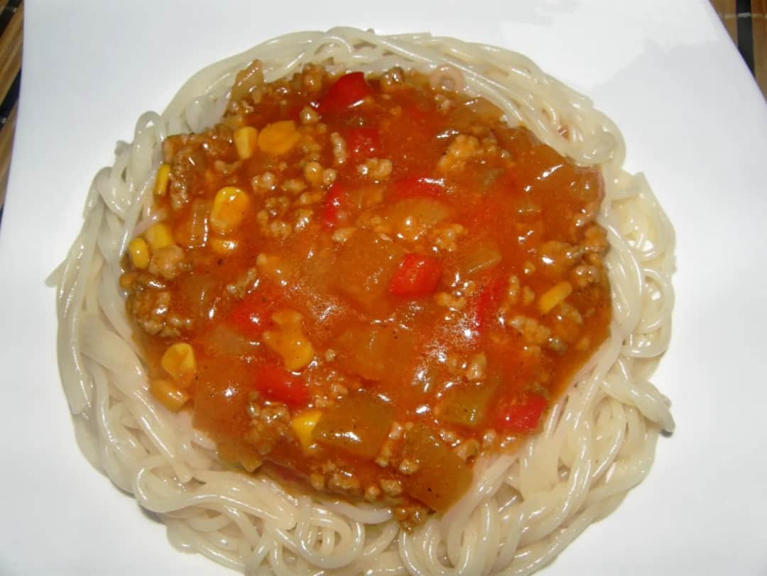 Spaghetti z sosem słodko kwaśnym – łatwy przepis na pyszne danie