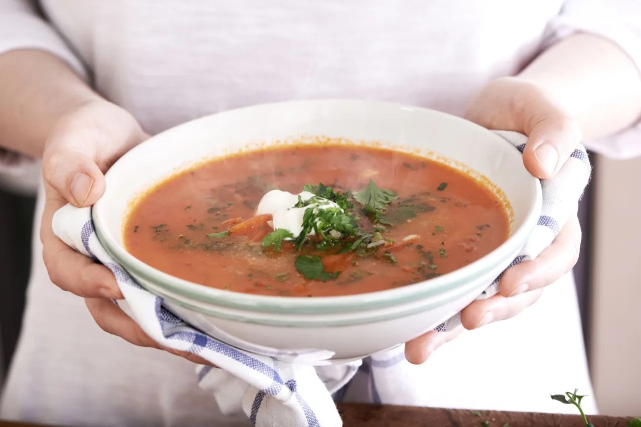 Jak ugotować zupę pomidorową z ryżem – prosty przepis na smaczną zupę