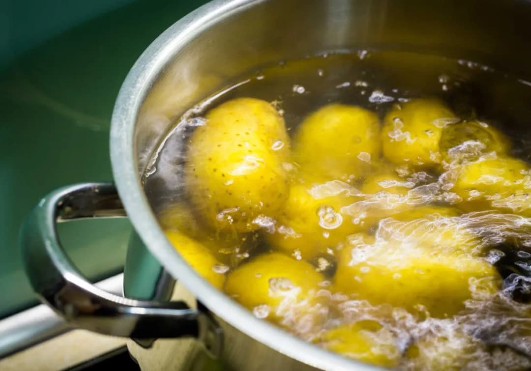 Jak długo gotować ziemniaki do sałatki jarzynowej, aby nie były rozgotowane?