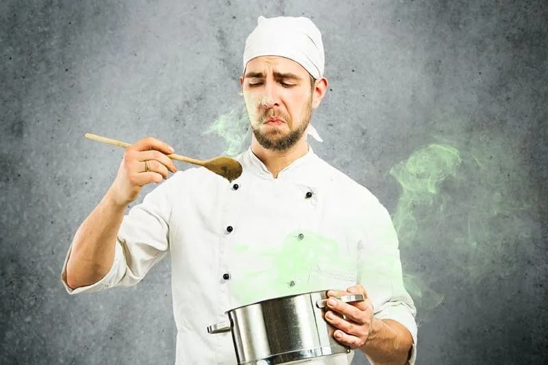 Jak uratować przesoloną sałatkę? Skuteczne metody na ratunek