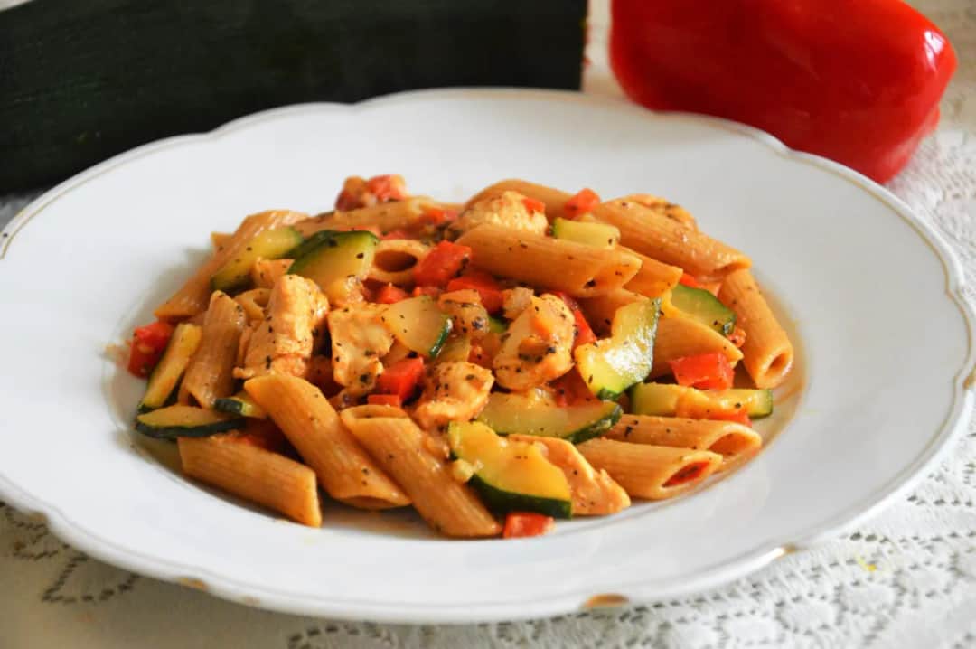 Szybki przepis na makaron penne z kurczakiem i pomidorami, który zachwyci