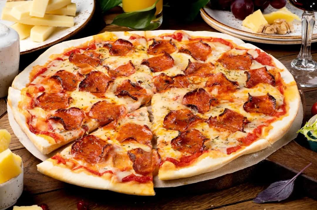 Najlepsze dodatki do pizzy z salami, które zaskoczą Twoje kubki smakowe