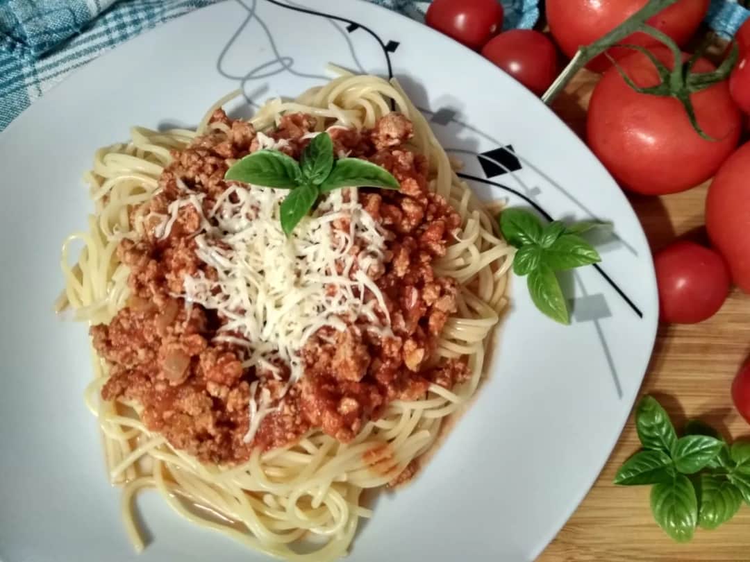 Szybkie spaghetti z przecieru - prosty przepis na pyszne danie Szybkie spaghetti z przecieru - prosty przepis na pyszne danie