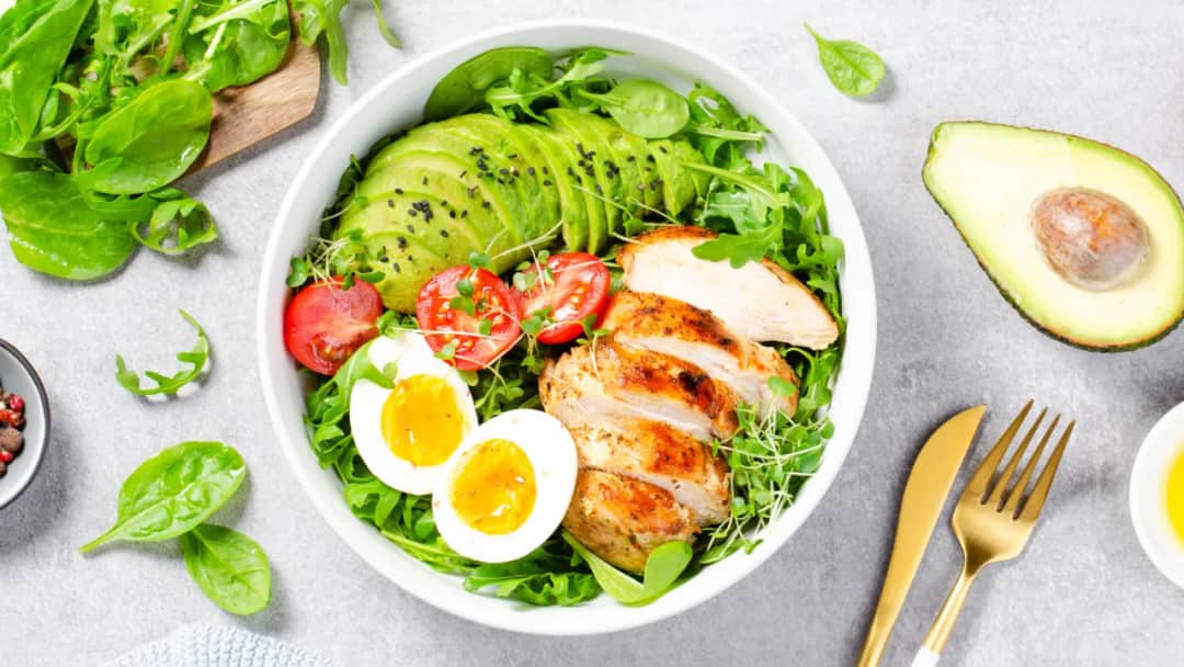 Jakie sałatki na grilla zaskoczą Twoich gości i urozmaicą przyjęcie