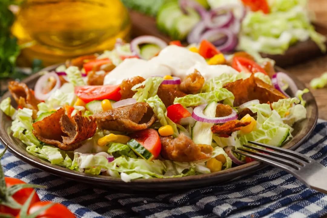 Jak zrobić sałatkę z gyrosa - prosty przepis na smaczne danie