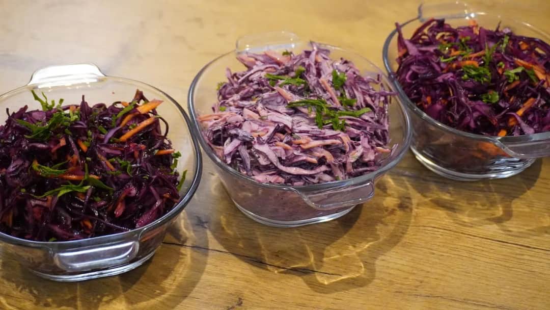 Jak zrobić sałatkę z czerwonej kapusty - łatwe przepisy, które zaskoczą