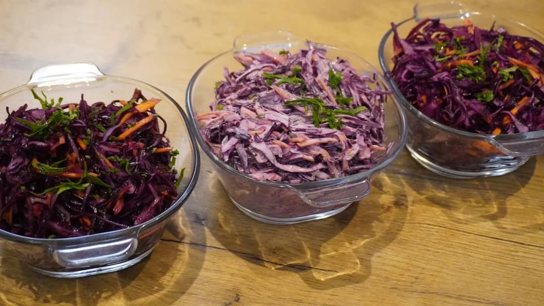 Jak zrobić sałatkę z czerwonej kapusty - łatwe przepisy, które zaskoczą Jak zrobić sałatkę z czerwonej kapusty - łatwe przepisy, które zaskoczą