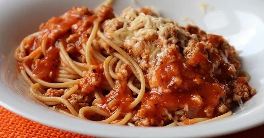 Pyszne spaghetti z mielonym mięsem - łatwe przepisy na obiad